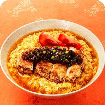 おろし玉ねぎだれの揚げ鶏酸辣湯麺